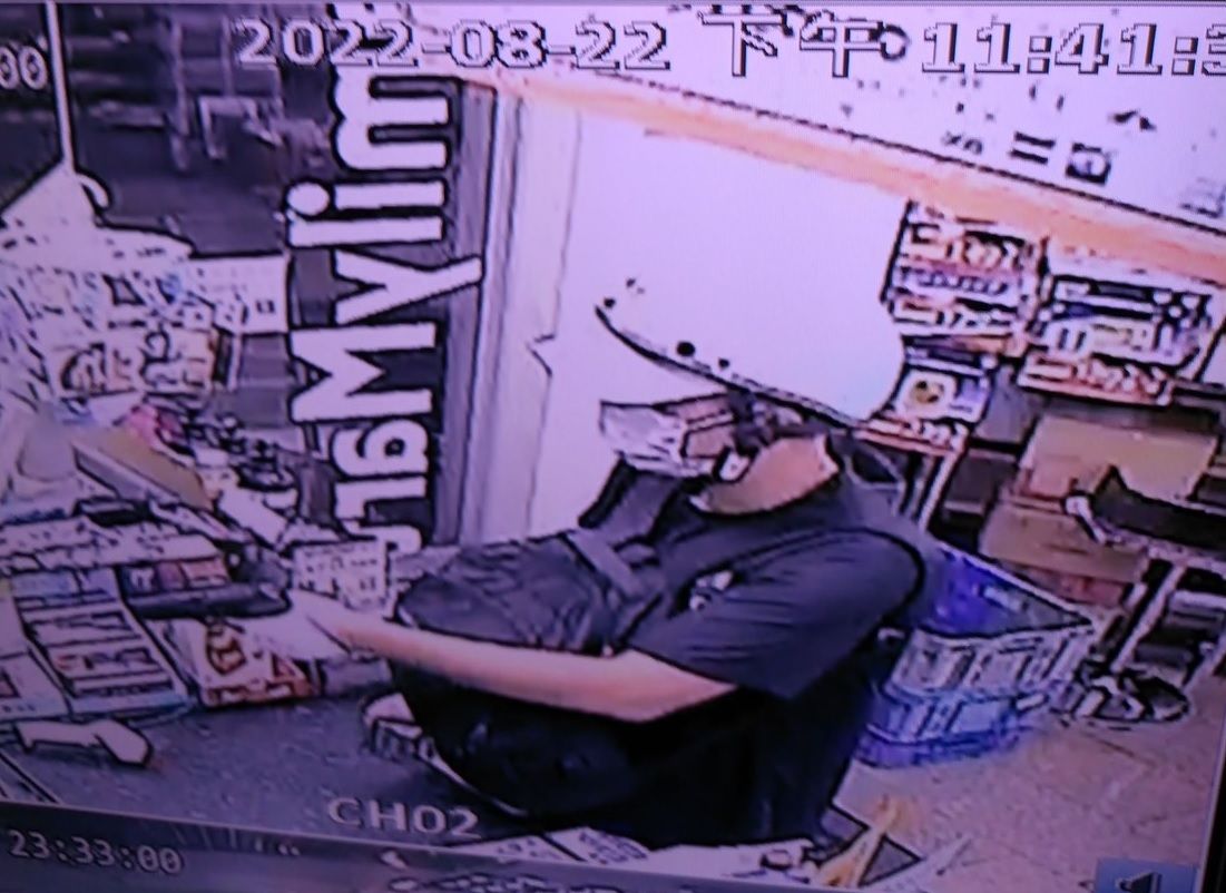 ▲台南殺警案追緝，嫌犯持槍搶超商，犯案後騎機車往新營火車站方向逃逸。（圖／翻攝畫面）