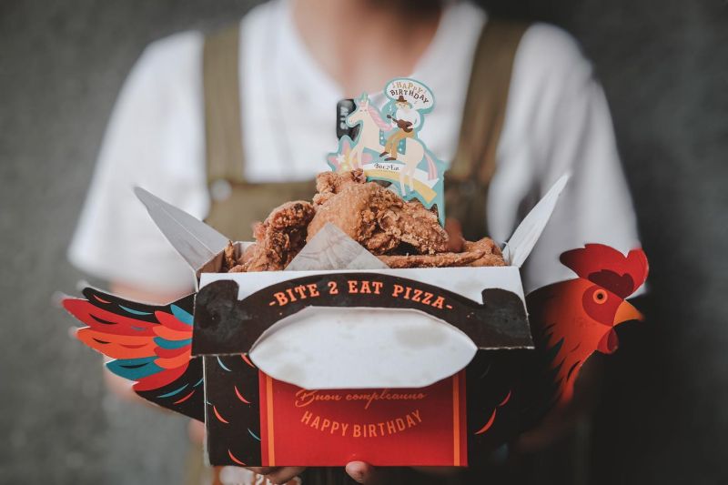 ▲知名連鎖義式餐廳薄多義，自2019年起就推出「雞翅生日禮」，壽星「幾歲送幾隻雞翅」，而今（24）日官方卻宣布，將在5月底取消這項服務。（圖／翻攝自薄多義FB）