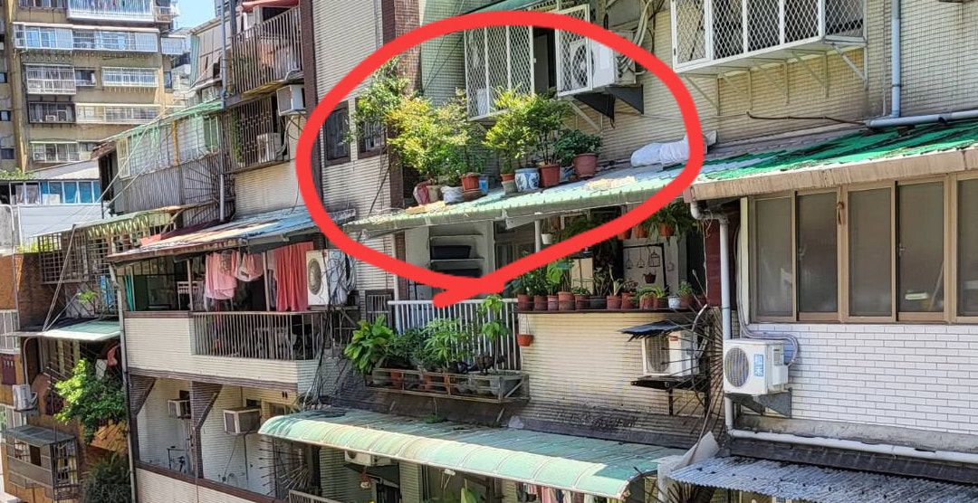 ▲有民眾無奈表示，住家對面連居竟將多個盆栽放在樓下住戶的遮雨棚上，危險畫面引發熱議。（圖／翻攝自爆料公社）