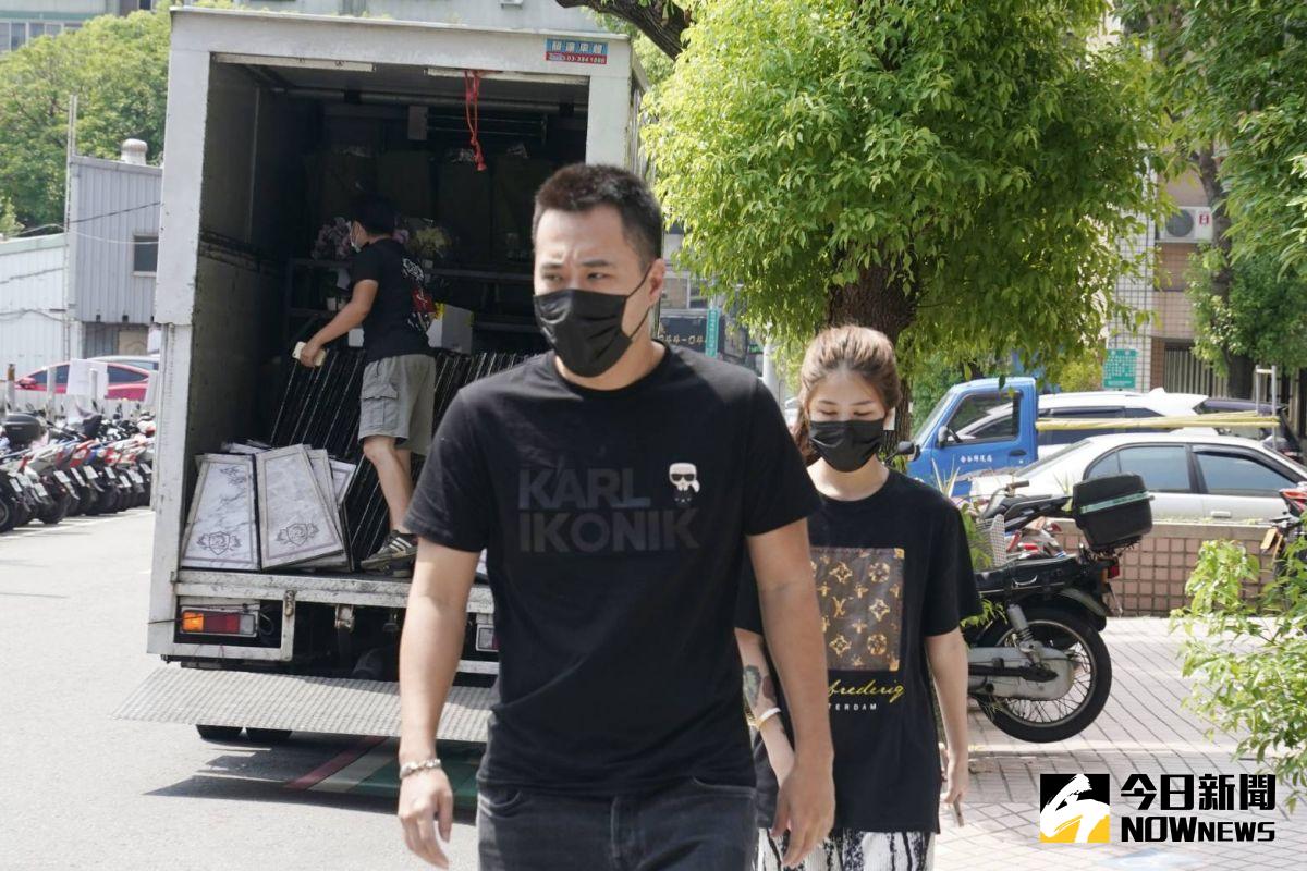 ▲余祥銓一早與女友現身余苑綺靈堂。（圖／特約記者林敬原攝）