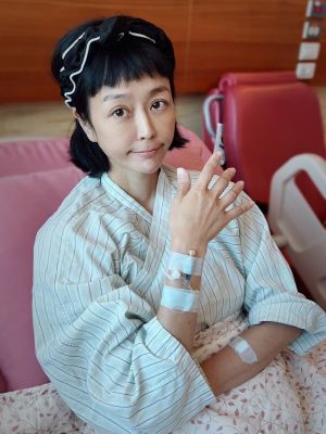 ▲唐玲於2019年4月發現確診胃癌，對於余苑綺癌逝的消息，讓她潰堤直言：「因為得癌症，好像在走一條，不知盡頭是什麼的鋼索，腳步踏錯，就會掉入萬丈深淵」。（圖／翻攝自唐玲Linh Linh臉書）