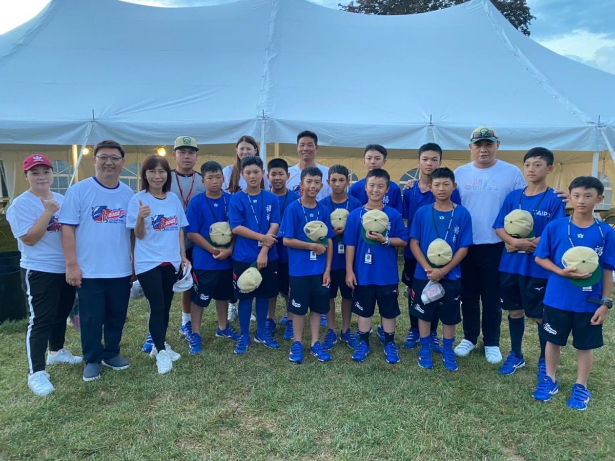 ▲台灣隊長恰恰幫福林國小打氣。（縱華運動行銷提供）