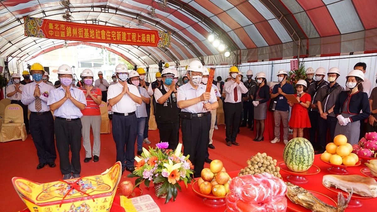 ▲台北市長柯文哲23日上午出席公宅工程上樑典禮，並於會前接受媒體訪問。（圖／台北市政府提供）