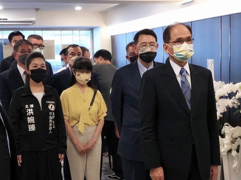 ▲立法院院長游錫堃、民進黨北市議員參選人洪婉臻一同赴靈堂哀悼。(圖/洪婉臻臉書)