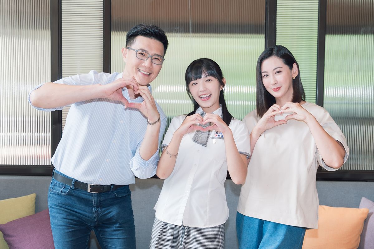 ▲馮容潔「高顏值爸媽」由蔣偉文（左）、林利霏（右）飾演。（圖／TVBS）