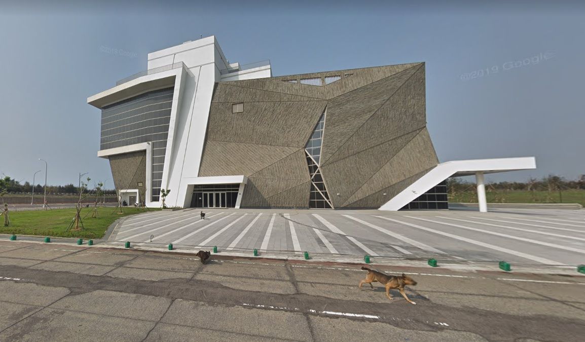 ▲台中海洋生態館蓋了10年尚未營運，成為流浪犬樂園。（資料畫面，2022.08.23）