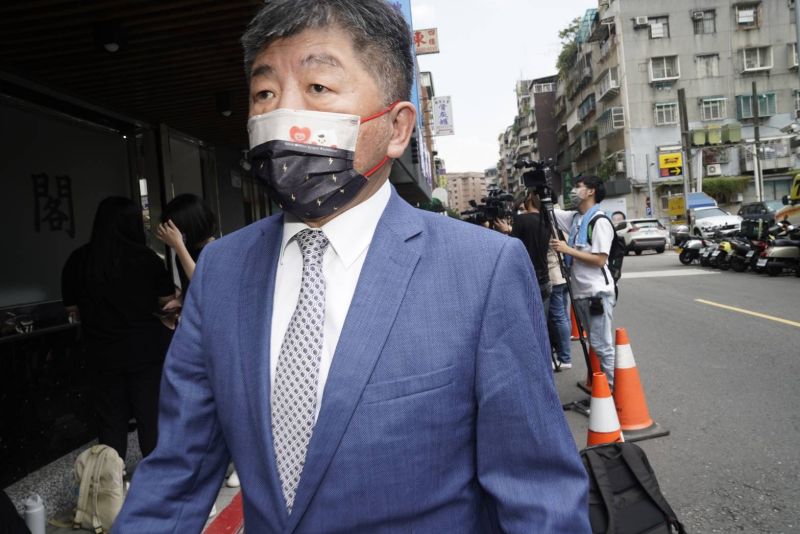 ▲民進黨台北市長參選人陳時中,今天(23日)赴靈堂悼念余苑綺。(圖/《NOWnews今日新聞》)