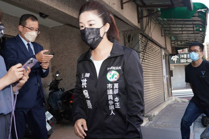 ▲民進黨北市議員參選人洪婉臻,赴靈堂哀悼。(圖/《NOWnews今日新聞》)
