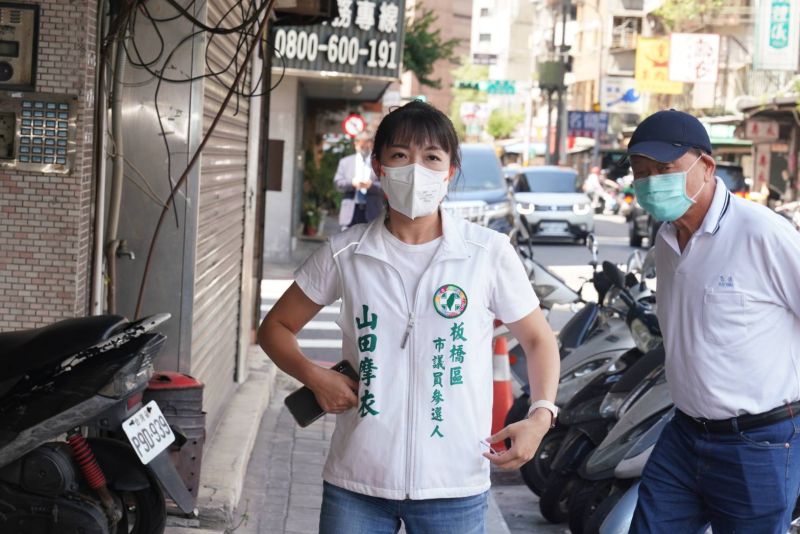 ▲民進黨北市議員參選人山田摩衣,赴靈堂哀悼。(圖/《NOWnews今日新聞》)