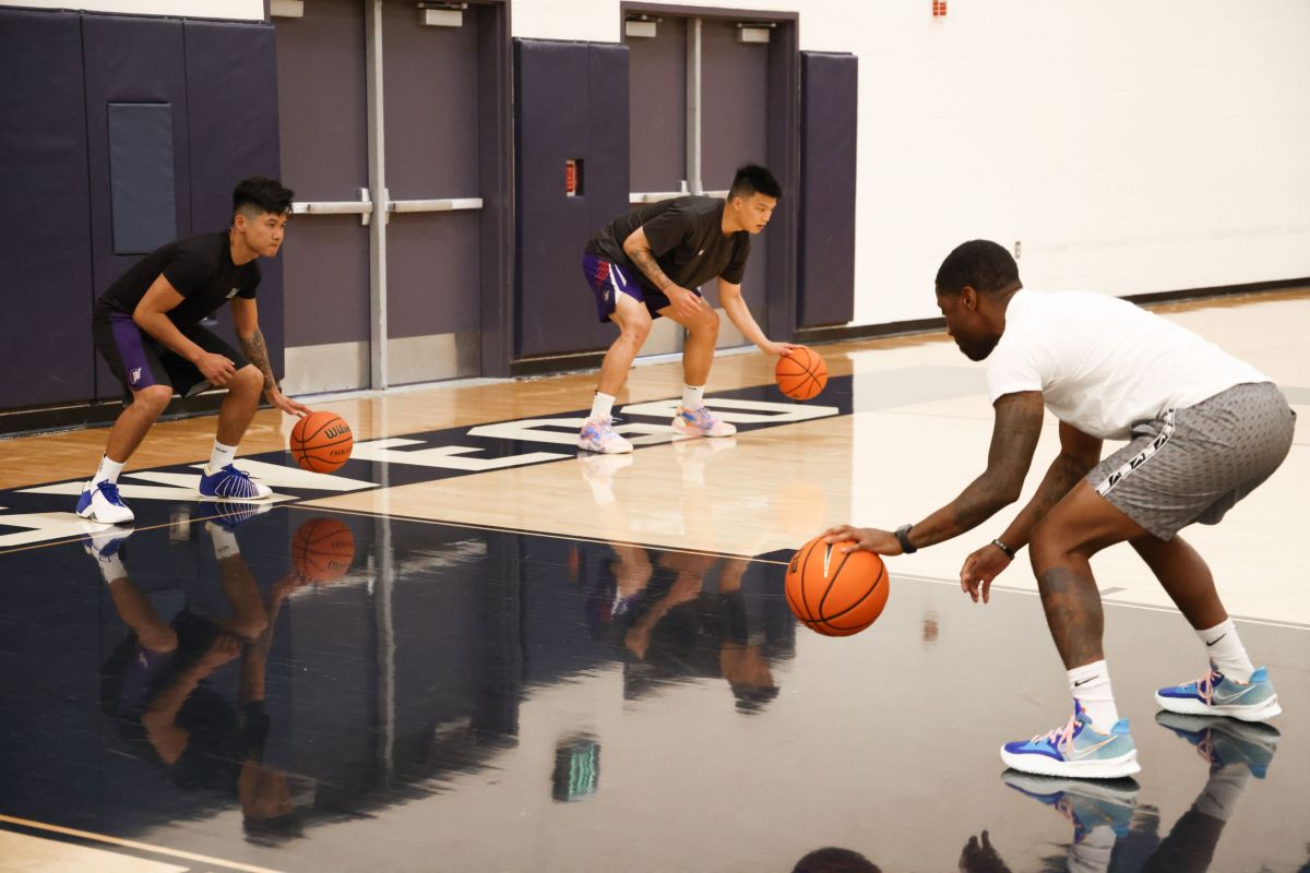 ▲攻城獅林明毅、朱雲豪參與運球基本動作特訓。官方提供
