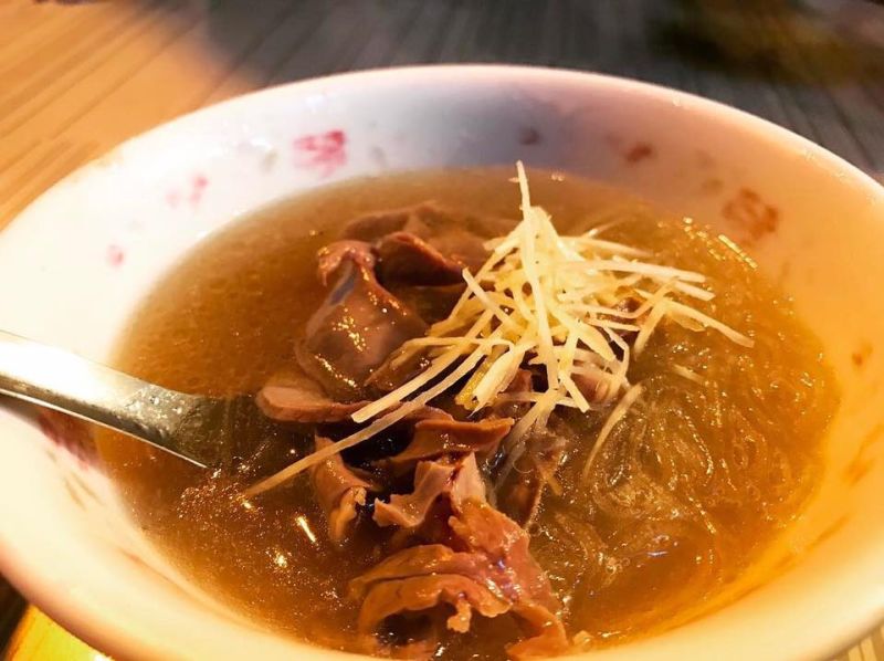 ▲非洲豬瘟延燒到台南名店，主打豬心、骨髓、腦髓等內臟料理的「阿明豬心冬粉」公布停業數日。（圖／米其林提供）