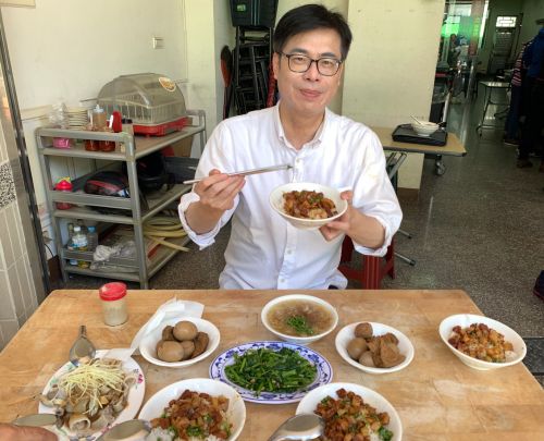 ▲老饕市長陳其邁的口袋名單少不了橋仔頭黃家肉燥飯。（圖／高雄市觀光局提供）