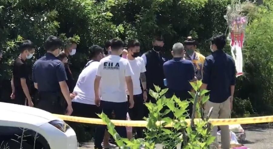 ▲台南市警察局員警凃明誠、曹瑞傑遇襲雙亡，凶嫌林信吾落網；殉職員警家屬23日上午到命案現場進行招魂儀式，場面哀戚。（讀者提供）