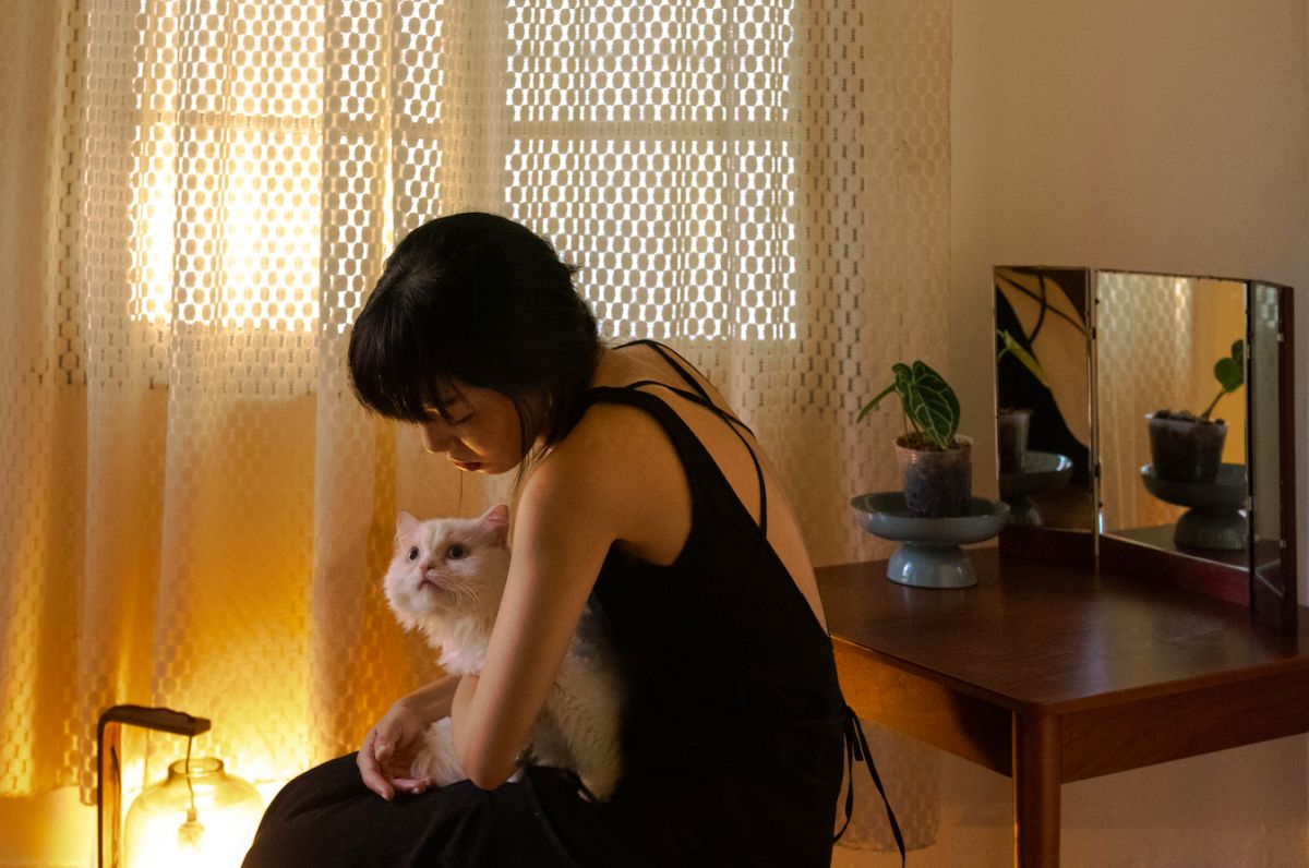 ▲洪佩瑜在新歌《躲貓貓》MV曬美背。（圖／何樂音樂提供）