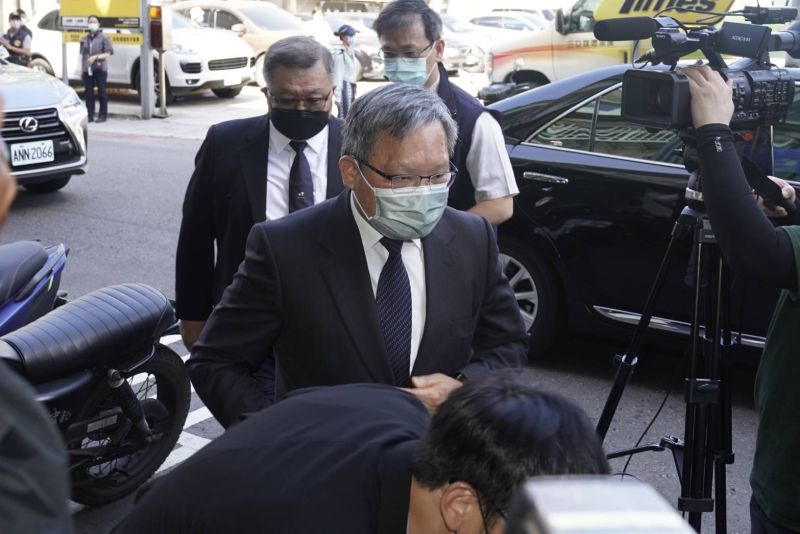 ▲財政部長蘇建榮親自到場致意,願余苑綺一路好走(圖/《NOWnews今日新聞》)