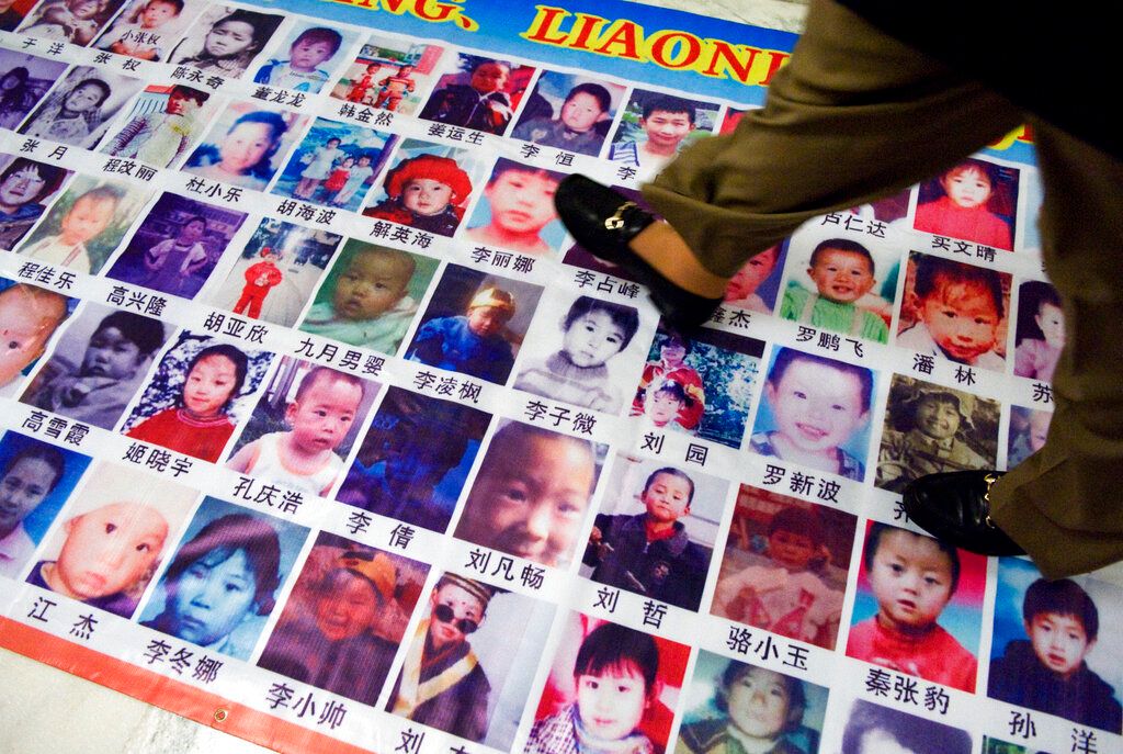 ▲中國實施一胎化政策後，讓人口販賣情況更加嚴重。圖為中國失蹤兒童照片。（圖／美聯社／達志影像）