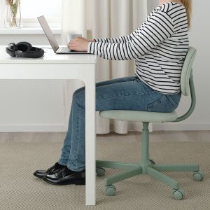 ▲IKEA「BLECKBERGET電腦椅」寬大椅墊和椅背提供足夠的舒適度，同時省去了扶手設計，即使在狹小的空間也能擺放。（圖／IKEA提供）