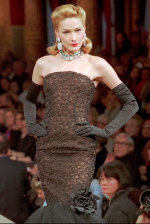 ▲身為縱橫80年代末、90年代的傳奇超模，卡拉曾是各大時尚品牌、雜誌封面的寵兒。（圖／美聯社／達志影像）