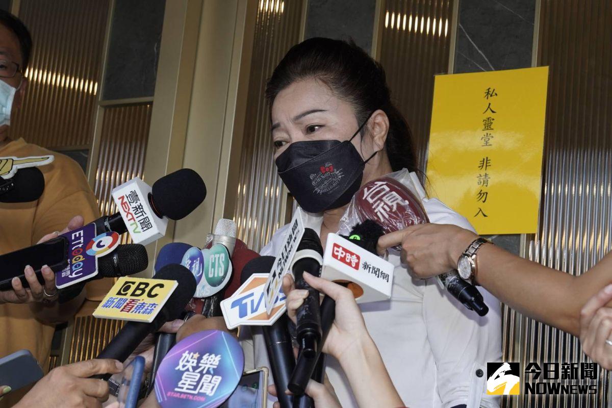 ▲白冰冰下午也現身靈堂悼念。（圖／ 特約記者林敬原攝）