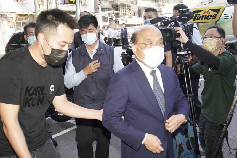 ▲行政院長蘇貞昌也抵達靈堂弔唁。(圖/《NOWnews今日新聞》)