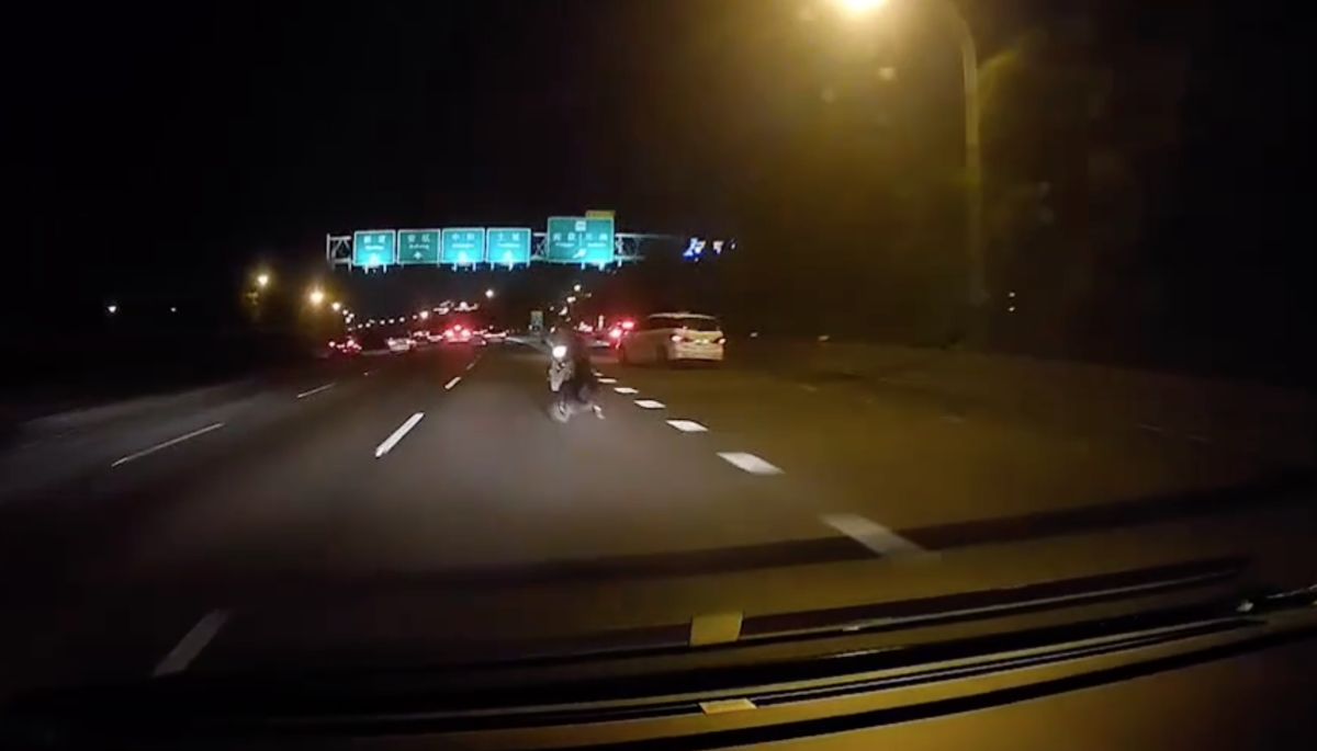 ▲國道3號三鶯交流道51公里處路段，一位60多歲黃姓男子逆向騎行機車，結果遭撞飛送醫不治，更導致後方轎車連環撞。（圖／翻攝畫面）