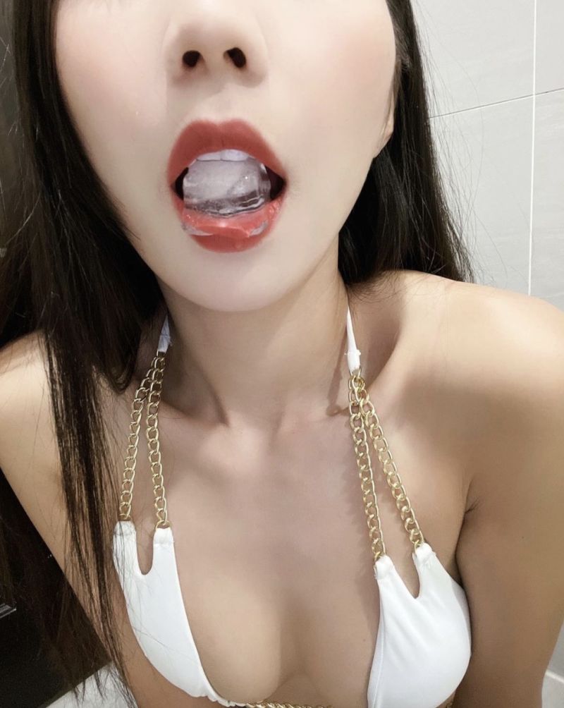▲黃韻霏鮮豔的紅唇中竟含著一顆冰塊，畫面相當火辣。（圖／翻攝自feifei_11111 IG）