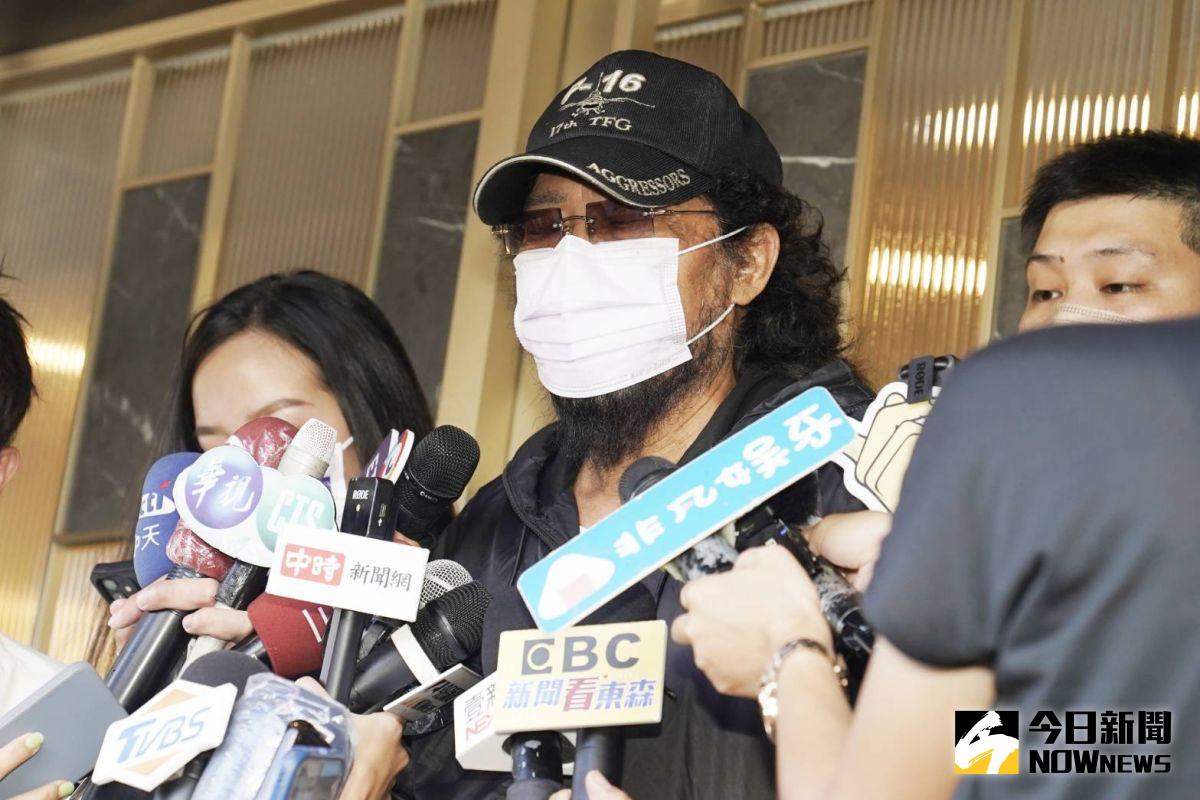 ▲張菲也前往靈堂悼念。（圖／特約記者林敬元攝）