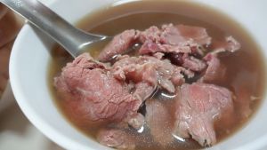 ▲康樂街牛肉湯的湯頭幾乎無鹽，喝得到極致原味。（圖／「我要征服臺南牛肉湯」提供）