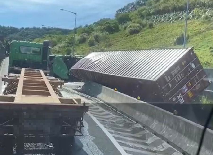 ▲新北市瑞芳區通往台62線快速道路的四腳亭匝道，今（23）日下午2點多發生一起車禍事故，一輛大型貨櫃聯結車，疑似因為貨櫃沒固定好，導致車輛翻覆。（圖／翻攝自記者爆料網）