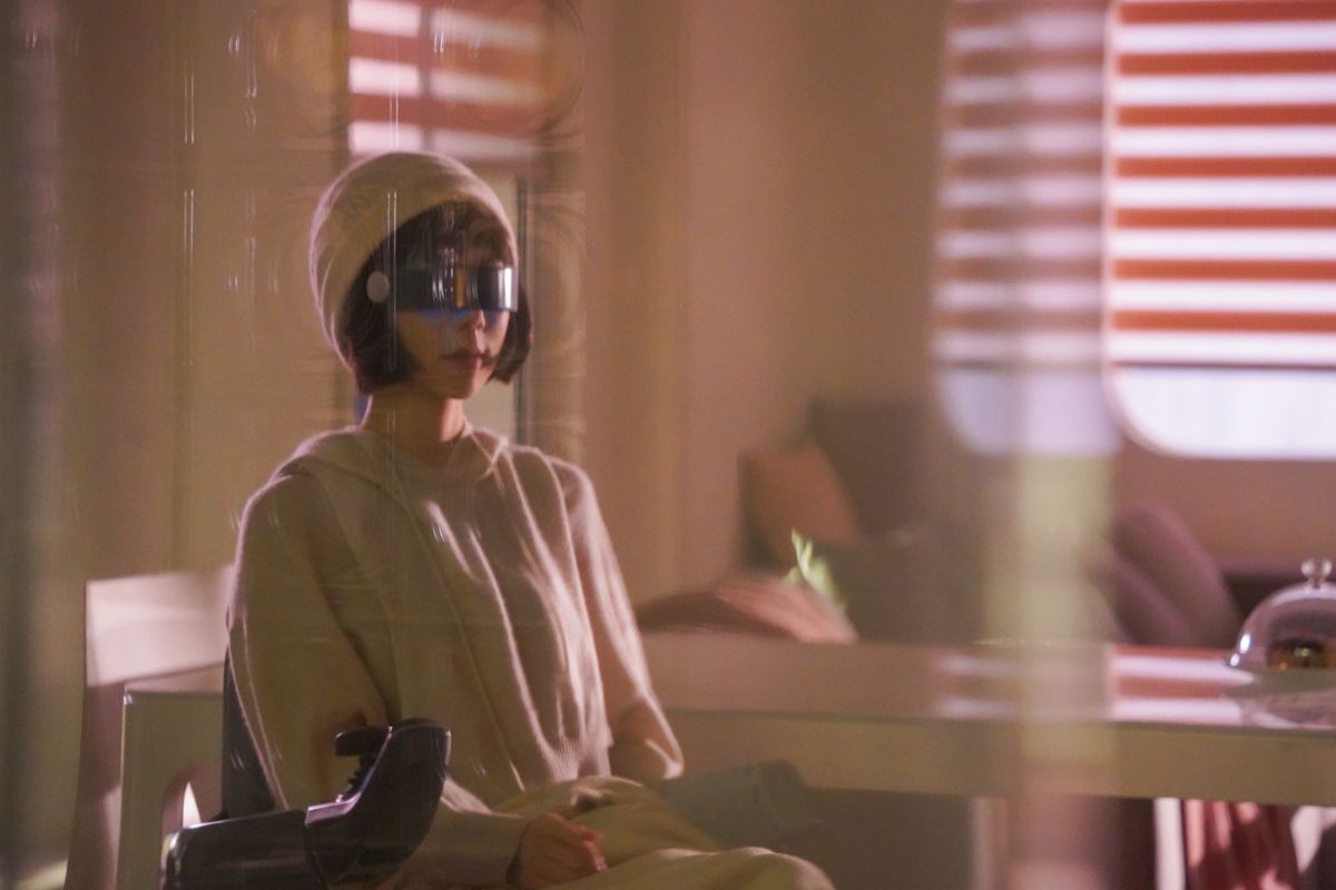 ▲鄧紫棋新歌《不想回家》MV公開，劇情銜接到鄧紫棋出車禍後，只能坐輪椅的部分。（圖／華納音樂提供）