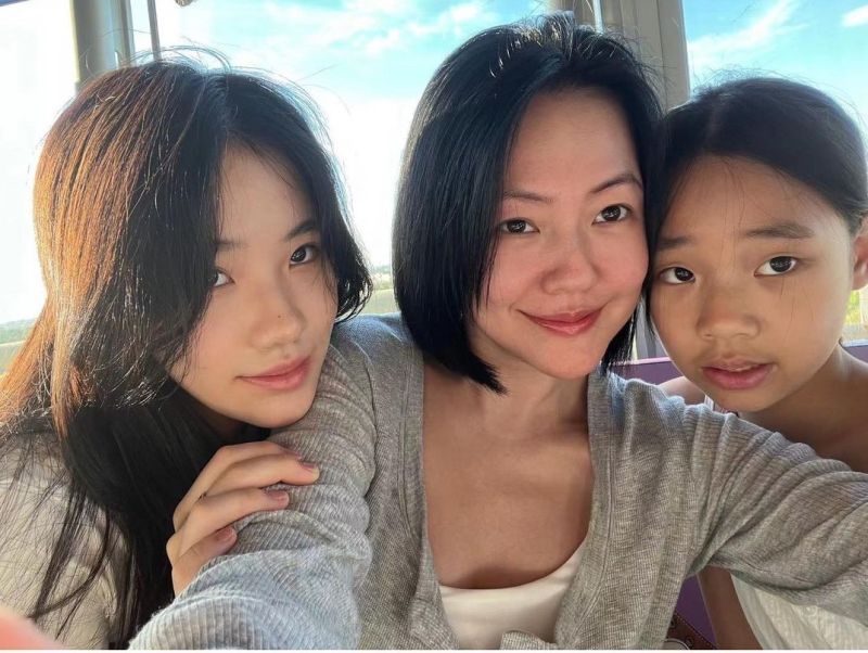 ▲小S（中）與女兒們玩自拍。（圖／小S IG）