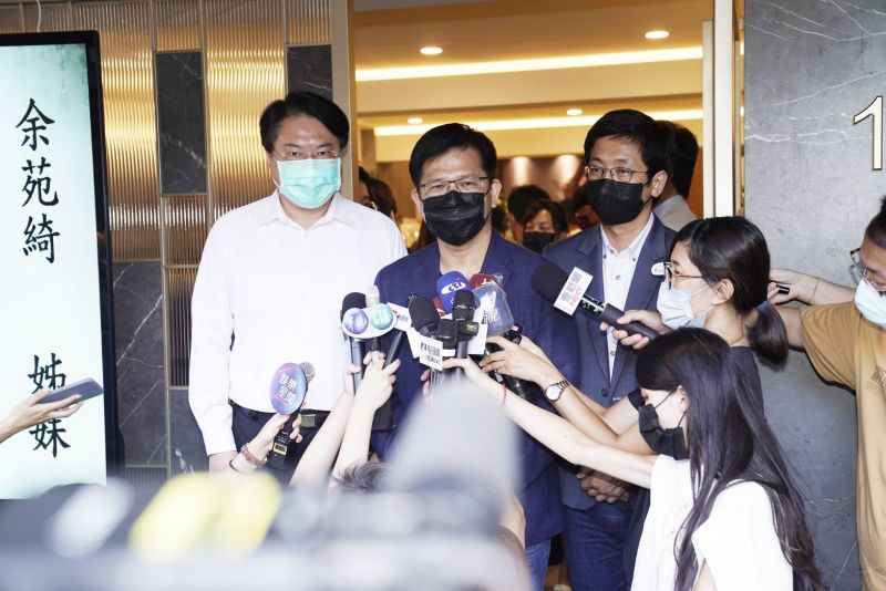 ▲基隆市長林右昌、新北市長參選人林佳龍、現任立委、基隆市長參選人蔡適應,依序赴余苑綺靈堂哀悼致意。(圖/《NOWnews今日新聞》)