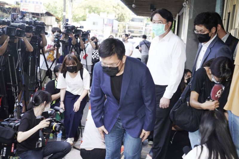 ▲基隆市長林右昌、新北市長參選人林佳龍、現任立委、基隆市長參選人蔡適應,依序赴余苑綺靈堂哀悼致意。(圖/《NOWnews今日新聞》)