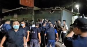 ▲台南殺警案兇嫌林信吾於今(23)日凌晨4時36分在新竹客運落網。(圖/翻攝記者爆料網) ▲台南殺警案兇嫌林信吾於今(23)日凌晨4時36分在新竹客運落網。(圖/翻攝記者爆料網)