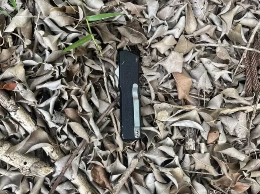 ▲台南殺警案初步驗屍解剖結果出爐，兩警各中17刀與38刀，圖為凶嫌林信吾所持的彈簧刀。（圖／翻攝畫面）