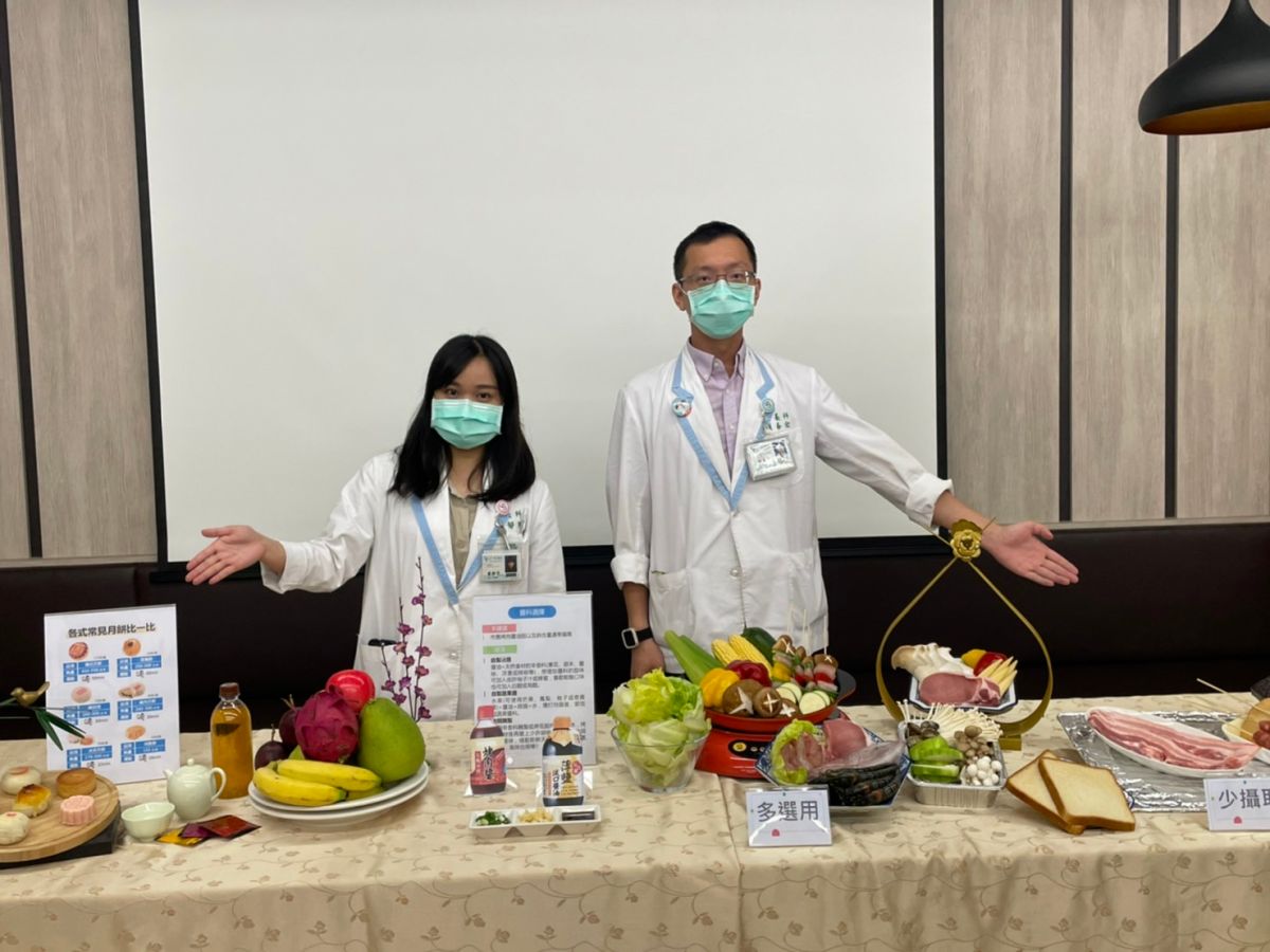 ▲奇美醫學中心營養科營養師曾郁芳及營養科組長賴春宏傳授民眾中秋烤肉小撇步（圖／記者林怡孜攝，2022,08,23）