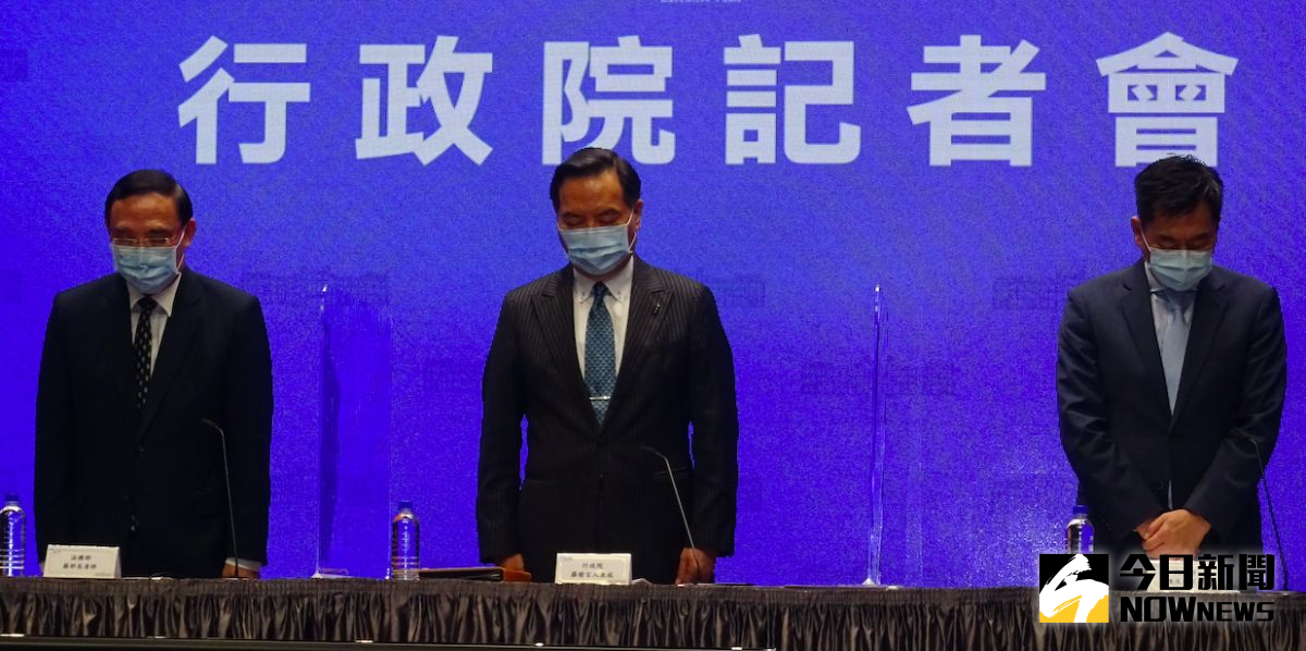 ▲台南殺警奪槍案引發社會震驚，行政院舉行記者會，說明後續因應措施。出席記者會的行政院發言人羅秉成、法務部長蔡清祥和內政部次長陳宗彥也為殉職員警默哀1分鐘。（圖／記者呂炯昌攝，2022.08.23）