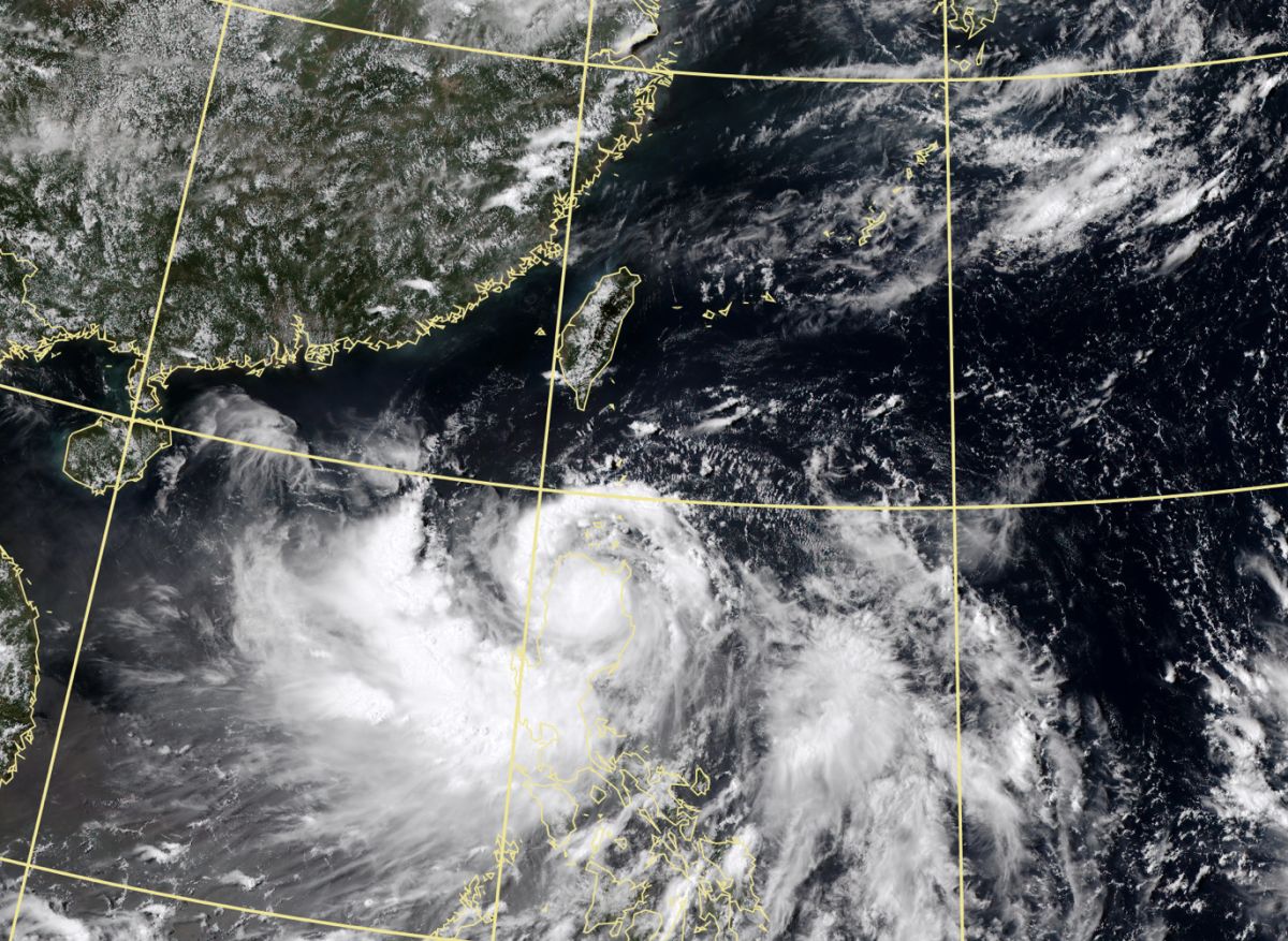 ▲馬鞍颱風目前中心位置在呂宋島北部陸地，預計明日進入南海後強度可能略微增強，但對台灣陸地並不會有直接影響。（圖／翻攝中央氣象局官網）