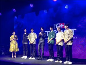 海芬(左1)主持活動,同台坤達(左4)以及原子少年「地球」。(圖/實習記者黃沛晴攝) ▲海芬(左1)主持活動,同台坤達(左4)以及原子少年「地球」。(圖/實習記者黃沛晴攝)