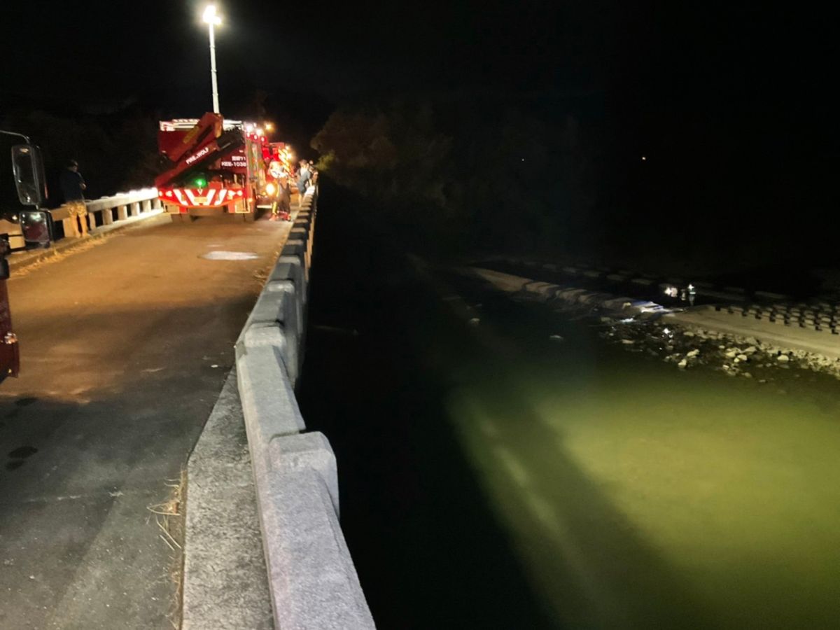 ▲新北市雙溪今（23）日晚間7點10分左右，驚傳一起墜橋意外，一位6歲男童跟家人出遊，不慎從橋上墜落，警消持續搜救中。（圖／翻攝畫面）