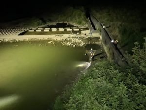 ▲新北市雙溪今(23)日晚間7點10分左右,驚傳一起墜橋意外,一位6歲男童跟家人出遊,不慎從橋上墜落,警消持續搜救中。(圖/翻攝畫面) ▲新北市雙溪今(23)日晚間7點10分左右,驚傳一起墜橋意外,一位6歲男童跟家人出遊,不慎從橋上墜落,警消持續搜救中。(圖/翻攝畫面)