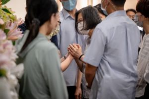 ▲總統蔡英文向殉職警家屬致上最深的哀悼與歉意。(圖/翻攝自蔡英文臉書) ▲總統蔡英文向殉職警家屬致上最深的哀悼與歉意。(圖/翻攝自蔡英文臉書)
