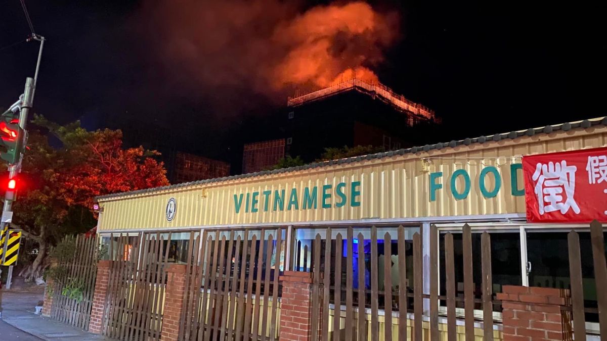 ▲新北市三芝區日初不老莊園今（23）晚傳出火警，火舌狂竄，警消人員獲報後趕往現場灌救中。（圖／翻攝自「阮厝住三芝」臉書）