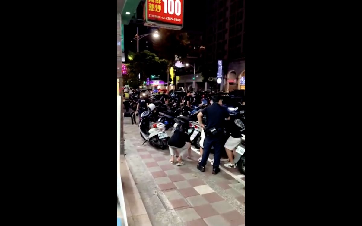 ▲新北市蘆洲長榮路，今（23）日晚間8點半左右，兩幫人馬在街頭持刀械對峙，警方獲報後派出快打部隊到場，但鬧事民眾仍然態度囂張，警方於是當街對空鳴槍示警，這才控制住場面。（圖／翻攝自記者爆料網）