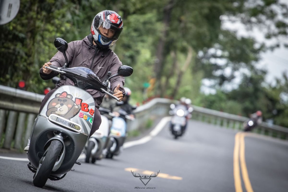 ▲相當熱衷環島的電機車騎士Bert，經常騎車趴趴走，也曾被公路追焦神攝手給捕捉到騎乘的模樣。（圖／車主提供）