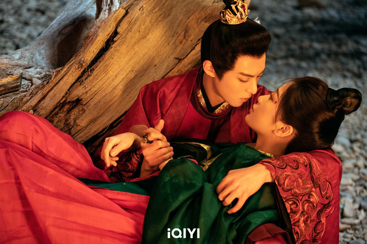 ▲《蒼蘭訣》王鶴棣（左）、虞書欣上演超「慾」復活吻。（圖／愛奇藝）