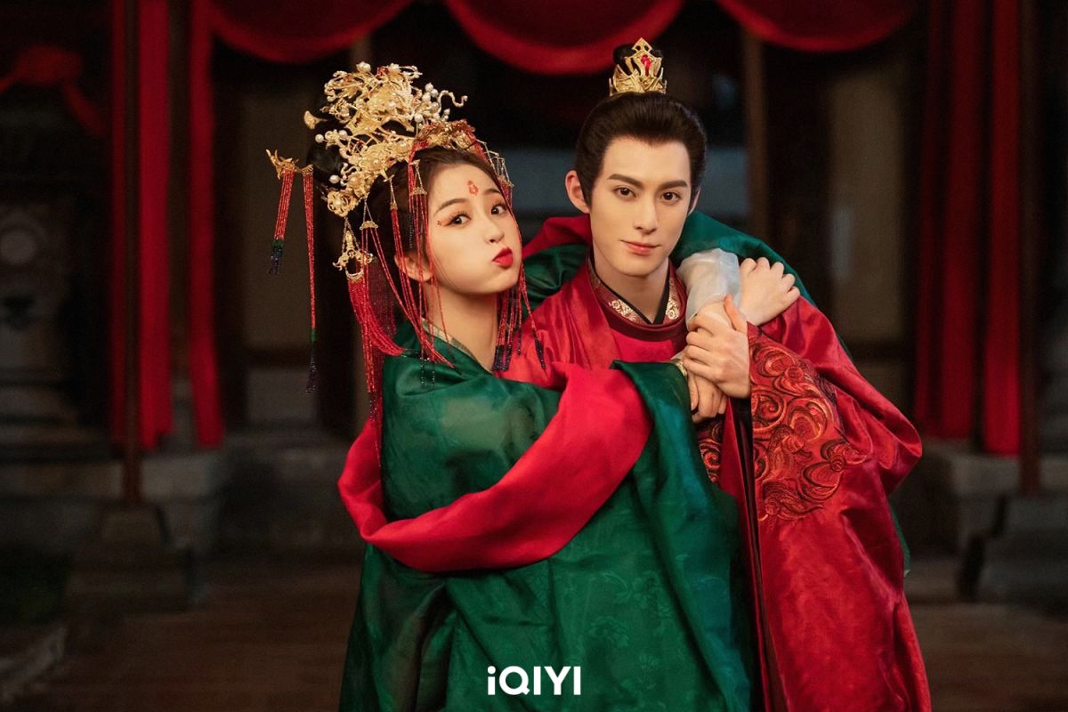 ▲狗仔「吃瓜少女張小寒」預告將在今天情人節爆料「95後大熱CP」，不過她先將人氣螢幕情侶王鶴棣（右）、虞書欣（左）以及趙露思、吳磊排除在外，讓許多粉絲都在猜是不是虞書欣和丁禹兮的「禹宙中欣」。（圖／愛奇藝）