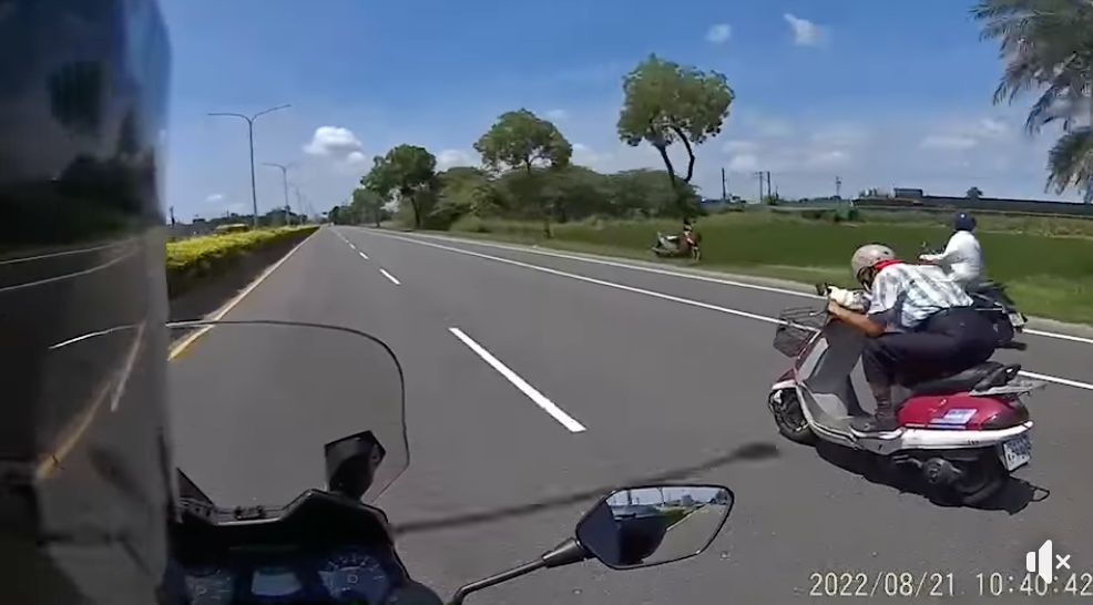 ▲重機騎士用行車記錄器拍下阿伯正在騎車，不過阿伯整個頭低到快碰到機車龍頭，似乎很享受追風的快感。（圖／翻攝自《爆廢公社》）