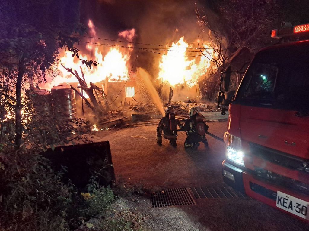 ▲基隆市南新街一處宮廟今（24）日凌晨3時47分傳出火警，現場濃煙不斷竄出，消防局出動21輛救災車、人員43名前往救援。（圖／翻攝畫面）