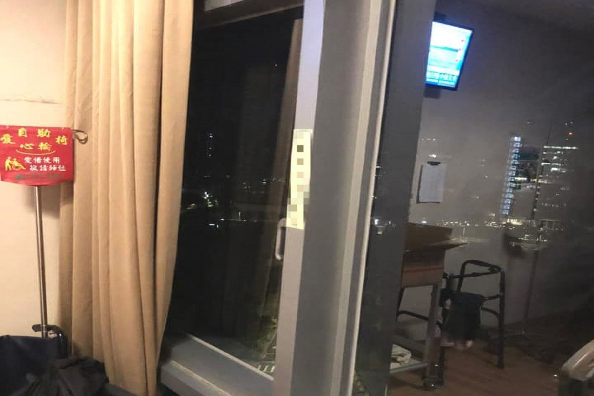 ▲一名網友在醫院病房看見窗框上貼著一張長長的「黃色符咒」嚇壞。（圖／翻攝自《爆怨公社》）